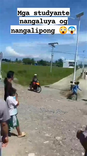 Hospital sa Antique hastang ka busy tungod sa kadaghang Pasyente na studyante gipangdala. Mga studyante nakalanghap kuno og Wala pa na hibal-e unsang klase na kemikal. Matud pa sa uban nag spray og paaso para sa lamok. Makuyawan man ta maglantaw oy sa ka busy sa mga ambulance cge balik2 hakot sa mga studyante. Unta safe tanan mga studyante. 🙏 🎥 Ctto: #AntiqueNews #antiqueincident #ctto | Pobreng Bisaya