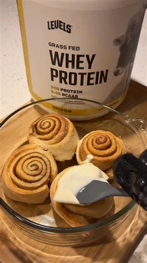 Hoss Sobhani - Online Fitness Coach | ❄️ PROTEIN CINNAMON BUNS ❄️ INGREDIENTS: 👇🏽 Dough: (makes 4 buns) 280g - 0% plain Greek yogurt 280g - flour 1 tsp - baking powder 2... | Instagram