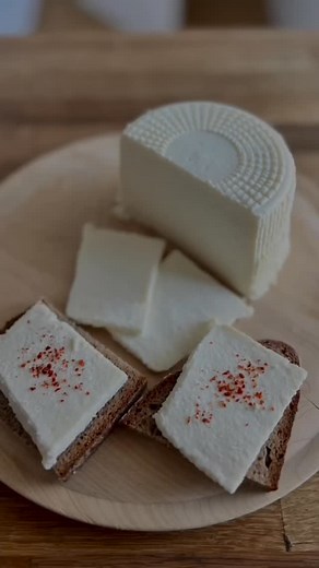📣Follow us for more recipes and tips on raw milk and fermented dairy! Raw milk is the gift that keeps on giving. This delicious cheese is so easy to make, you will be surprised. I use raw milk and acid whey and it is ready to eat the next day. I say it is a two ingredient cheese but if you think about it, it’s just one ingredient: RAW MIlK! I make clabber from raw milk. Make cottage cheese from clabber. Save the whey. Use this whey again with raw milk to make this cheese. There are really endle