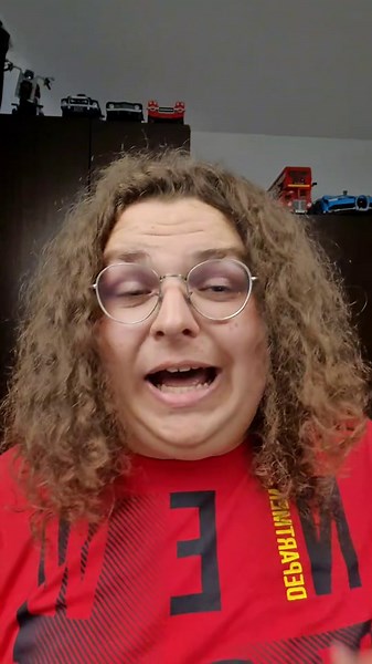 Who Should Set the Example? Influencers vs Critics