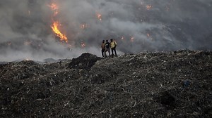 Les pompiers luttent contre un incendie dans une décharge de New Delhi