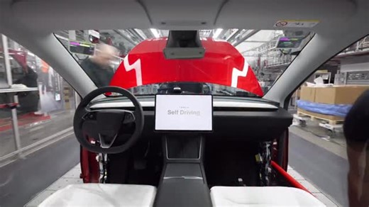 -Tesla, Almanya fabrikasındaki üretim hattından otonom olarak çıkan Model Y’leri gösteren bir video paylaştı Tesla, araçlarını gelişmiş otomatik pilot sistemleriyle donatılıyor ve şirket bu altyapıyı otomobillerini üretim hattından çıkarmak için de kullanıyor. Şirketin yeni paylaştığı videoya göre Almanya’nın Berlin kentindeki fabrikada montajı tamamlanan Model Y’ler de kendi başlarına fabrikadan çıkarak şarj bölümüne geçiyor ve ardından otoparka gidiyor. Otonom taksi hizmetini hayata geçiren şi