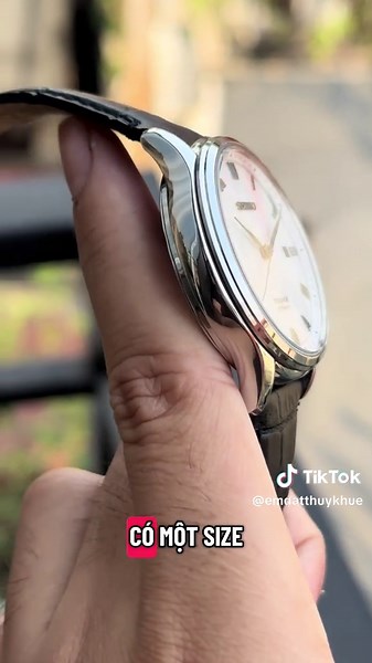 Seiko Presage SRPC83J1 - bản nội địa Nhật Mặt số vân guiloche, kim cọc mạ crom sang trọng • Size 41.7mm lug ngắn dễ đeo lắm ạ (ảnh trên tay e 16cm) • Kính sapphire nguyên khối chống xước • Bộ máy automatic 4R35B bền bỉ, trữ cót 40h. Máy búa vàng rất đẹp • Mặt số dập vân sang trọng, kim cọc mạ crom bắt sáng tốt Tình trạng: đh qua sử dụng zin all 99% fullbox sổ tag Giá 5.8tr mời ae #emdatthuykhue #dagowatchvn #donghochinhhang #donghonam #seiko