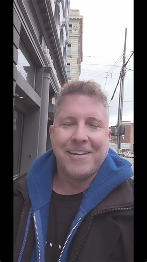 Cincinnati, make it make sense… You can walk into House of Beauty and get your eyebrows waxed for $15 — meanwhile, spots just across the river in Over-the-Rhine are charging $40 for the same service. Same region. Same service. Completely different price. Are we paying for the experience, the zip code, or just the hype #cincy