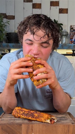 Sepp van Dijk | The Twisted Chef on Instagram: "Crispy Shawarma Roll It won’t get better than this! Homemade shawarma, juicy, crispy and fresh! This is what you want! Recipe below Ingredients • 770 g chicken thigh fillet • 2 large tablespoons Greek yogurt • 2 tablespoons shawarma spices • 1 tablespoon tomato paste • 2 garlic cloves • Lemon juice • Optional: dash of pomegranate molasses • Salt and pepper Rest • Flatbread • 3 bell peppers • 2 red onions • Dash of olive oil • Salt and pepper Sauce 