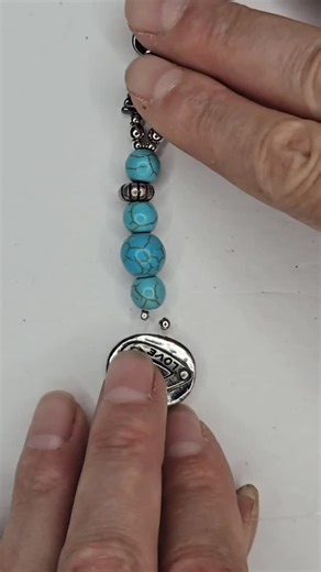 mobile-boutique.com on Instagram: "Beading tip when making multistrand beaded designs using 2 hole slider beads as your focal beads. These gaps are inevitable when working with double strand beads, but here's how I deal with it. #jewelrymaking #beadedjewelry #beading"