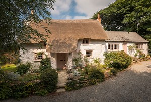 Take a look inside this fairy tale cottage in Cornwall with interiors by The White Company