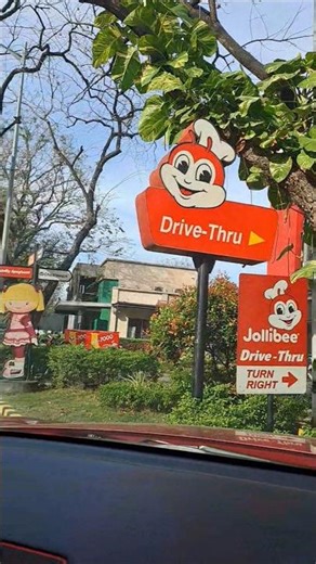 Hi 👋🏻 jollibee and Hetty,bida nag saya magkasama sila #wow #jollibee #shortvideo @alingtinderavlogs