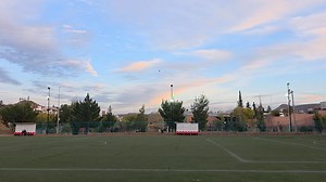 🚁 Helicóptero del Ejército sobrevuela Parral Esta tarde, un helicóptero de la Secretaría de la Defensa Nacional fue visto realizando un sobrevuelo en distintos puntos de la ciudad. Vecinos reportaron el paso de la aeronave a baja altura mientras mantenía sus luces de navegación encendidas. Por el momento no se ha informado el motivo del recorrido, aunque forma parte de los operativos constantes que se han observado en la región durante las últimas semanas. 📍 Parral, Chihuahua | Codigo 13 Parra