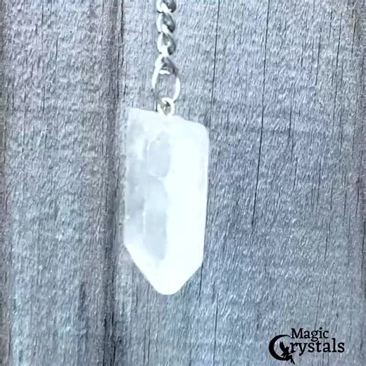 Crystal Clear Crystal Quartz Keychain MASTER HEALER AFFIRMATION: I open my heart to receive and express the energy of love.Clear Quartz Crystals Is the most recognized type of crystal. In fact, many people envision quartz crystals when they think of crystals, even though there are many different types of crystals. Quartz can be icy clear or have inclusions, veils, bubbles, and various colors. Visual clarity normally isn't important to a quartz's energetic quality and ability to amplify subtle en