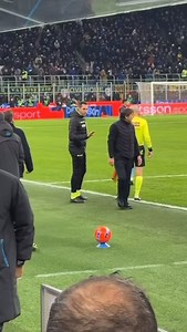 Comunque volevo informarvi che il pallone ⚽️ è arrivato in braccio a me al secondo anello blu 😅 Grazie per il regalo Anto sei veramente forte 💪🏻 speriamo che Barella impara un pò da te a calciare il pallone che ultimamente merita gli schiaffi 😡 #fcinter #naples #milano #fcinternazionalemilano | Virginio Granese