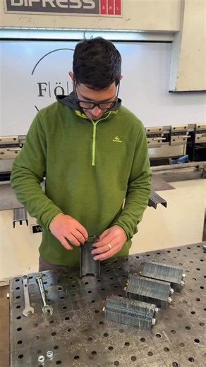 370K views · 3.1K reactions | Todo un proceso artesanal  Esta es parte del armado de una nueva matriz que va a permitir crear nuevos productos con el estilo único de Föld ‍ Alguno puede darse cuenta para que puede servir una matriz de este tipo? Los leemos en los comentarios ✨ #fold #diseño #acero #deco #interiorismo #minimalista #aceroplegado #matriz | Fold.ba | Facebook