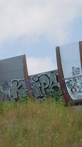 In 50 weken vervingen we 6000 meter geluidscherm langs de A10 Noord. 🚧 Ontdek in de video hoe we duizenden betonpanelen, ankers en stalen stijlen installeerden! ▶️ | Rijkswaterstaat