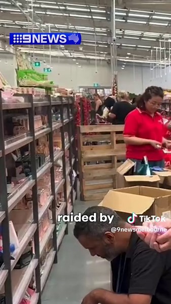 Passer-By Fights Thieves with Guitar in Melbourne Incident