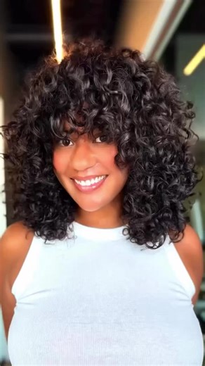 Transformación de cabello rizado y castaño con Joico