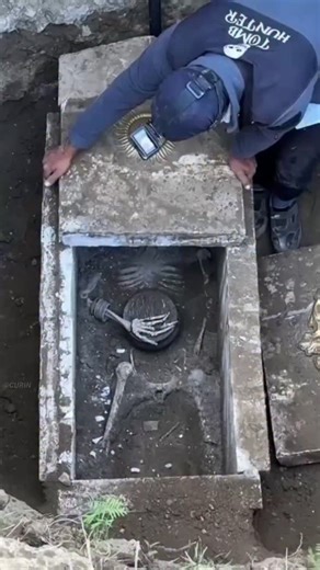 fun factzz on Instagram: "日本利用压电瓷砖将人们的脚步转化为电能。 这些瓷砖能够捕捉你脚步产生的动能。 当你行走时，你的体重和动作会对瓷砖产生压力。 瓷砖会轻微弯曲，产生机械应力。 瓷砖内部的压电材料会将这种应力转化为电能。 每一步都会产生少量电荷，数百万步加在一起，就能产生足够的电力来驱动 LED 灯、数字显示屏和传感器。 在像涩谷车站这样人流密集的地方，每天大约 240 万步都在为这个系统做贡献。 这些电力可以储存起来或立即使用，从而减少对传统能源的依赖，并支持可持续的城市基础设施。 这种方法把日常的动作转化为实用的可再生能源。 #日本 #知识 #事实 #你知道吗 #推荐 科技 创新 历史 技术 实验 ..."