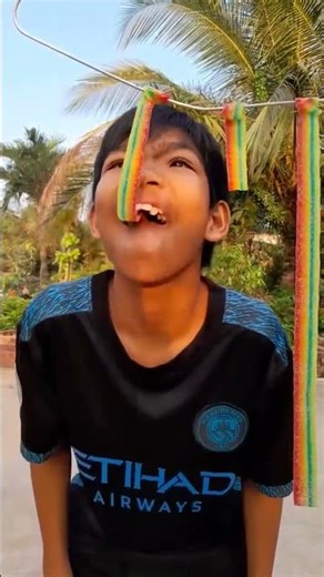 Thử thách ăn ba dây kẹo bảy màu#shorts