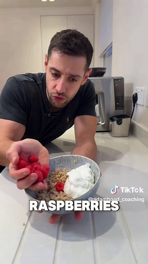 Simple and easy 1500 calorie day 120 g protein | 25 g fibre 🥣 Meal 1 50 g oats 100 ml semi skimmed milk 1 tbsp chia seeds 150 g 0% fat free yogurt 50 g blueberries 50 g raspberries 420 kcal | 29 g protein | 13 g fibre 🍳 Meal 2 2 eggs 150 g egg whites 80 g sourdough bread 30 g avocado 440 kcal | 38 g protein | 4 g fibre 🐟 Meal 3 1 medium salmon fillet 50g broccoli 50g carrots 50 g rice 460 kcal | 26 g protein | 4 g fibre 🍎 Meal 4 1 scoop protein powder 1 apple 1 Babybel Light 215 kcal | 28 g 