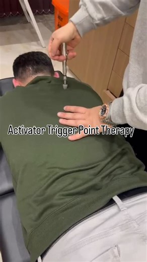 ChiroSpine Chiropracti Center & Academy on Instagram: "Aktivatör Tedavisi (Activator Method), kayropraktik uygulamalarda kullanılan, küçük bir el cihazı (aktivatör aleti) ile omurga ve eklemlere hızlı, kontrollü ve düşük kuvvetli uyarılar verilmesine dayanan bir tekniktir. 🔹 Nasıl çalışır? Aktivatör cihazı, problemli ekleme çok kısa sürede (milisaniyeler içinde) bir impuls gönderir. Bu sayede: 🥼Eklem hareketliliği artırılabilir 🥼Sinir sistemi uyarımı sağlanabilir 🥼Kas spazmı ve gerginlik aza