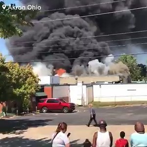 🚨#BREAKING: Massive Chemical Plant Fire in Akron, Ohio. Authorities are bracing for an explosion Numerous homes and businesses within a half-mile radius have been evacuated due to the hazardous situation at Cokey Laboratory. @rawsalerts | The Steve Gruber Show