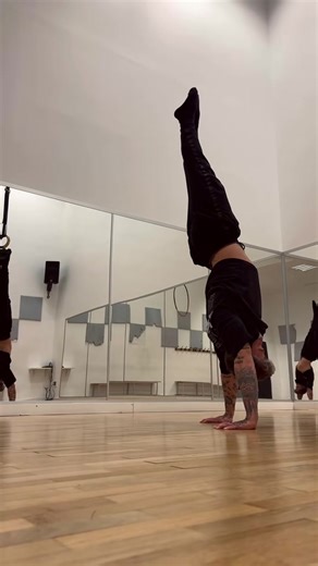 Todos se enfocan en encontrar a la mejor persona posible pero nadie se preocupa por serlo. #balance #handstands #calisthenics #badajoz