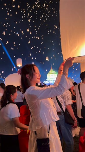 すみれ【すみちゃん】 on Instagram: "🕯️ 念願すぎたコムローイ✨ 確実に今まで生きてきた中で1番の景色でした😭✨ しあわせだった🥺 （実は綺麗すぎて非現実的すぎてか、あんまり覚えてない…） #thai #thailand #コムローイ #コムローイ祭り #タイ #タイ旅行 #チェンマイ #チェンマイ旅行 #海外旅行"