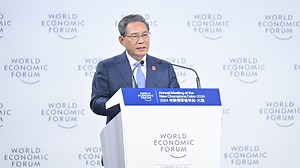 26 reactions | 【#即看 李強出席2024年夏季達沃斯論壇開幕式並致辭】#新聞聯播 | CCTV 中文 | Facebook