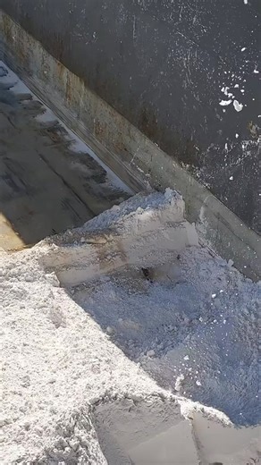 5.4K views | The hydraulic clamshell bucket lifts lightweight metal chips with accuracy and control, ensuring clean handling and zero waste in industrial loading. #MaterialHandling #IndustrialLoading #SmartEngineering #fblifestyle | Casa Irrera Messina | Facebook