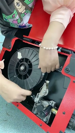 When disassembling the wire spool first cut off the used wire end