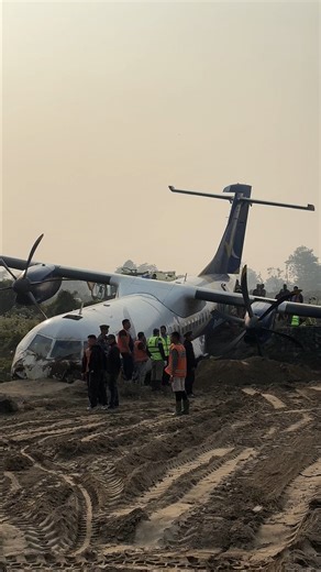 Kantipur on Instagram: "शुक्रवार राति भद्रपुर विमानस्थलमा अवतरणका क्रममा रनवेबाट चिप्लिएर बुद्ध एयरको काठमाडौं–भद्रपुर उडान नम्बर ९०१ जहाज घाँसे मैदानमा दुर्घटनाग्रस्त भएको थियो । रनवे क्षेत्रको कम्पाउण्ड भत्काउँदै बाहिर माटोको ढिस्कोमा पुगेको जहाज निकाल्ने काम अहिले तीव्र रूपमा भइरहेको छ । जहाज उद्धारका लागि नागरिक उड्डयनका कर्मचारी, सुरक्षाकर्मी लगायतको टोली मैदानमा खटिएको छ। दुर्घटनाग्रस्त जहाज हेर्न सर्वसाधारणको बाक्लो भीड लागेको छ । जहाजमा आंशिक क्षति पुगे पनि ५१ यात्रु र चालक दलका सबै सदस्
