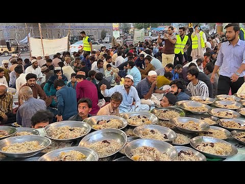 Free Food In Ramadan Iftar Time | 1000+ People Iftar on Road | Biggest Iftar in Pakistan