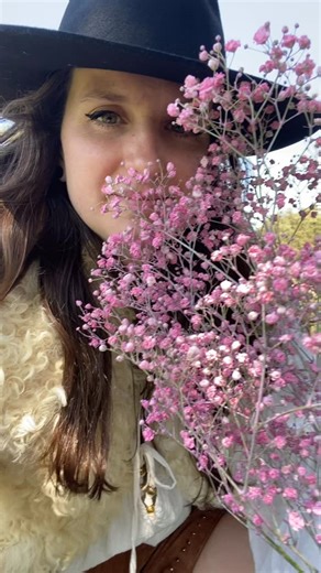 I want to be that girlie girl… but my bro attitude keeps coming out.🤘🧚‍♂️🌸🥾 | Vintess Vintage