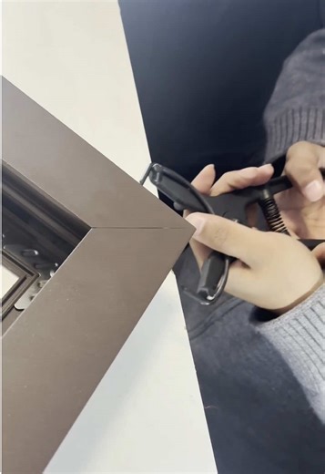 Self-Regulating Clips for Window Gaps