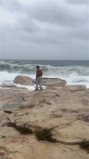 Riħ mix-Xlokk li bħalissa laħaq il Forza 9 għandu jkompli jżid u jlaħħaq il-Forza 10 bil buffuri. 😔😮 Nappellaw sabiex ħadd ma' јersaq leјn l-ibħra daqshekk fil-viċin 🙏🙏🙏