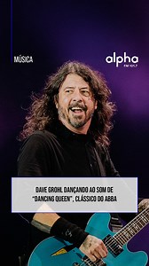Dave Grohl é o nosso aniversariante do dia! 🎵🎉 Reconhecido inicialmente como baterista do Nirvana, o músico, que completa 57 anos, fundou o Foo Fighters, onde assumiu o papel de vocalista, guitarrista e principal compositor. Ao longo dos anos, também participou de projetos como Them Crooked Vultures, dirigiu produções audiovisuais e escreveu o livro “O contador de histórias: Memórias de vida e música”. Relembre o icônico momento em que o artista dançou ao som de “Dancing Queen”, clássico do Ab