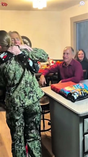 A female soldier returns home#usa #uk #soldiers #homecoming #army