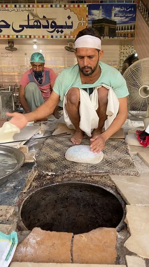 🇵🇰 Pakistani Naan Bread Making in Lahore Pakistan #lahore #pakistan #naan #naanbread #makingbread #davidsbeenhere #breadmaking #pakistanifood #pakistani #foodtravel