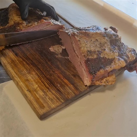 פודטראק של בשרים מעושנים🥩🥩🥩 במושב באר טוביה ביום שלישי 30.12 🔥🔥🔥 משעה 17:30 עד 21 ליד בית העם. יש שילוט מהכניסה. מכירת בשרים מעושנים לפי משקל , סנדווצ'ים ומגשים. לאכול , צ'וריסוס . סנדוויצ'ים - בשר מפורק, מגה סנדביץ' , צ'וריפן, אסאדו, בריסקט. לבירורים אפשר להתקשר או לשלוח הודעה עד 16:00 *אנחנו לא עונים בזמן המכירה* 0506873389 ☎️ https://www.facebook.com/aal.haesh | ארץ האש