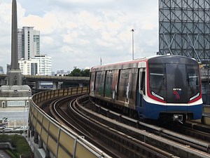 【万圣节特别彩绘】曼谷大众运输系统（BTS） Sky Train素坤逸线北榄房屋管理局方向第三代列车连续过急弯驶入胜利纪念碑站