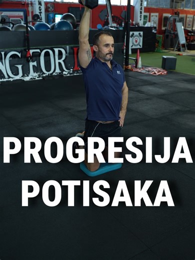 🟦 Progresija za potisak – znanje koje odvaja trenera od vježbača Potisak je osnovni obrazac pokreta. Ali nije svatko spreman za isti oblik, isti volumen i isto opterećenje. Zato je ključno da trener zna više od same vježbe. Dobar trener mora razumjeti: ✔️ regresiju – kako pojednostaviti vježbu kad klijent još nije spreman ✔️ progresiju – kako sigurno i smisleno povećavati zahtjev ✔️ lateralizaciju – kako mijenjati varijante bez gubitka cilja vježbe Bez toga, trening postaje puko kopiranje progr