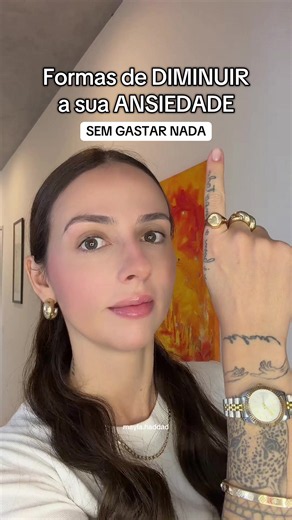 1. Escreva à mão tudo o que está sentindo/pensando: Coloque os pensamentos no papel para aliviar a sobrecarga mental. 2. Desative as notificações das redes sociais: Reduza o excesso de estímulos e o estado de alerta constante. 3. Faça exercício físico aeróbico: Movimente o corpo para liberar endorfina e diminuir a tensão. 4. Medite ou faça exercícios de respiração profunda: Ajude seu sistema nervoso a voltar ao estado de calma. 5. Caminhe ao ar livre: Entre em contato com a natureza e mude o foc