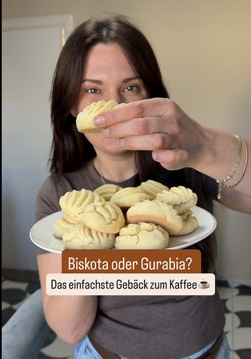 Biskota te thjeshta | Gurabia 🍪 Das Rezept habe ich von meiner Schwägerin: ganz schlicht, ohne Schnickschnack, aber genau so, wie man sie kennt: weich, zart und perfekt zum Kaffee.☕️ Zutaten: 2 Eier 200 ml Öl 6 EL Puderzucker 1 Pck. Vanillezucker 1 Pck. Backpulver 500 g Mehl Eier mit Puderzucker schaumig rühren, Öl dazugeben und gut vermischen. Vanillezucker und Backpulver unterrühren. Mehl nach und nach einarbeiten und zu einem festen, geschmeidigen Teig kneten. Kleine Kugeln formen, im Zucker