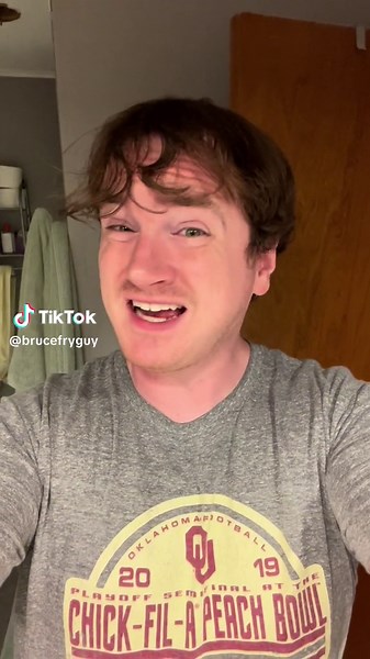 #elsa #frozen #disney #broadway #funny #blooper #outtakes #friends #stage #fall #memes #movie #accident #cosplayer #costume