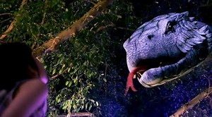 6.3K views · 249 reactions | The bad guys pushed little girl towards huge snake's mouth! 变异巨蛇闯入城市，人贩子为求自保竟想拿孩子喂蛇！ #SnakeGirl #蛇之女 Watch it on YOUKU APP https://qr.youku.com/pr?c=xaYZpfrZB0kv Enjoy your favorite show on YOUKU International Website: https://youku.tv/ #YOUKUMOVIE #优酷电影 | Youku Movie | Facebook