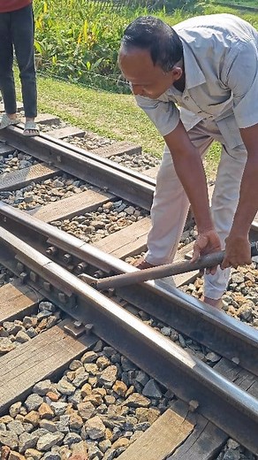 83K views · 612 reactions | Fishplate bolt repair #viralreelschallenge2025viralreelschallengejaiviralreelschallengeviralreelschallenge #fishplate #bolt #repair #vairalreels #vairalpost #manual #hardwork #brasil #canada #holidayseason #cleaning | Konok Kumar | Facebook