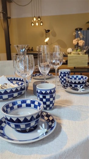 ✨ Depot Event bei Lambert ✨ Morgen ist es endlich so weit – unser Showroom öffnet wieder seine Türen für euch! 🖤 Unter dem Motto „Tischlein deck dich – Get your table ready“ laden wir euch herzlich ein, euch inspirieren zu lassen, Neues zu entdecken und euren Tisch stilvoll in Szene zu setzen. 🍽️🌿 📍 Wann? 📅 Donnerstag & Freitag: 10–18 Uhr 📅 Samstag: 10–16 Uhr Für den kleinen Genuss zwischendurch ist auch gesorgt – es gibt etwas Prickelndes und einen leichten Snack. 🥂🍇 📍 Wo? Konstantinst