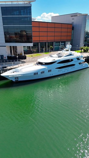 Spotted: The stunning Reef Chief superyacht docked beside Belfast’s SSE 🛥️ This 49-meter luxury vessel, built by Trinity Yachts in 2009, boasts a sleek aluminium hull and can reach speeds up to 20 knots, powered by twin 2,250hp Caterpillar engines. Inside, Reef Chief offers accommodations for up to 10 guests across 5 suites, attended by a crew of 10. Amenities include a gym, deck jacuzzi, and expansive outdoor entertainment areas. Currently sailing under the Cayman Islands flag, Reef Chief is n