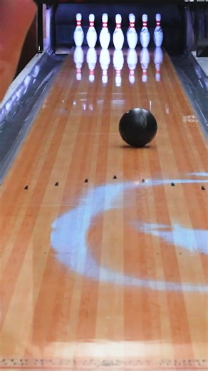 The LEVEL reads the lane consistently from your hand to the pins, making it perfect for controlling the over-under on cliffed patterns 🤩 | Storm Bowling