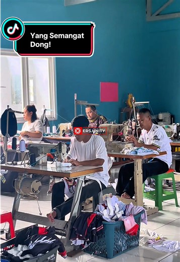 Hujan boleh deres, kerjaan tetep gas 🚀🌧️ #fyp #semangatkerja #videoviralitiktok #jersey #foryou