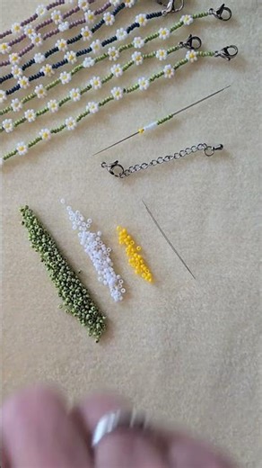 🤍💛 Full #tutorial link below 👇for the Beaded Daisy Chain Bracelet